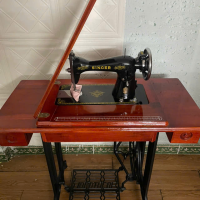 Máy gia đình Singer bàn bụng chân đạp truyền thống (bàn gỗ cây)