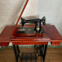 Máy sinco nhật đồng hồ bàn gỗ