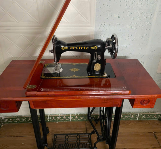 Máy gia đình Brother Nhật bàn đạp chân truyền thống ( bàn gỗ cây)