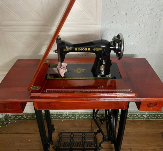Máy gia đình Singer bàn bụng chân đạp truyền thống (bàn gỗ cây)