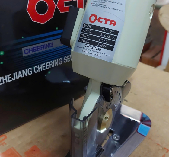 Máy cắt vải cầm tay octa RS 100