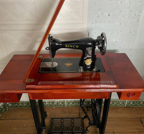 Máy sinco nhật đồng hồ bàn gỗ