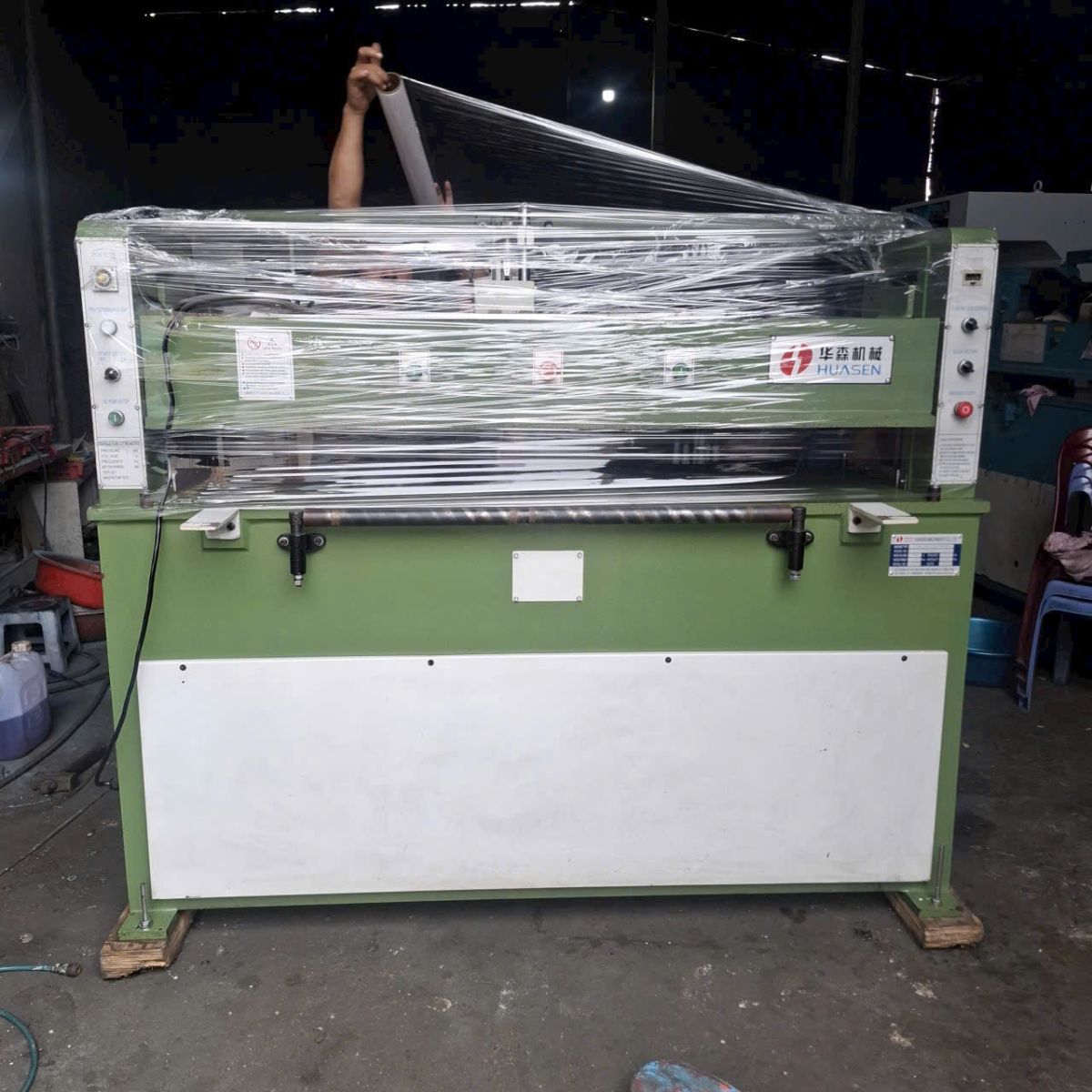 MÁY DẬP THỦY LỰC, CHẶT DA 