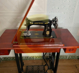 Máy gia đình Brother Nhật bàn đạp chân truyền thống ( bàn gỗ cây)