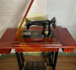 Máy sinco nhật đồng hồ bàn gỗ